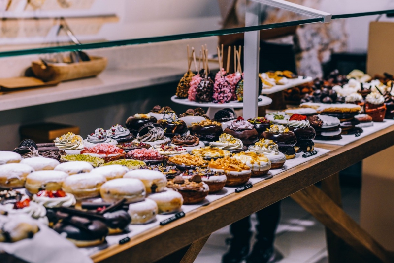 couture-MENTON-min_shop_dessert_pastry_bakery_counter-184398